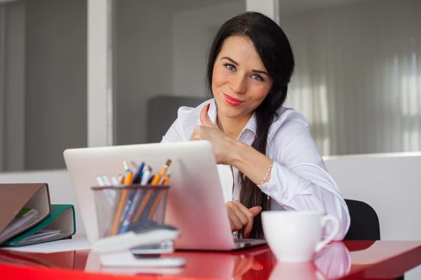 Empresaria mostrando pulgar hacia arriba — Foto de Stock