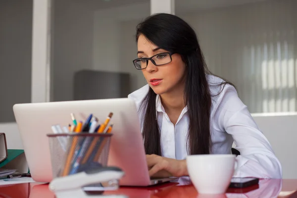 Femme d'affaires travaillant avec ordinateur portable — Photo