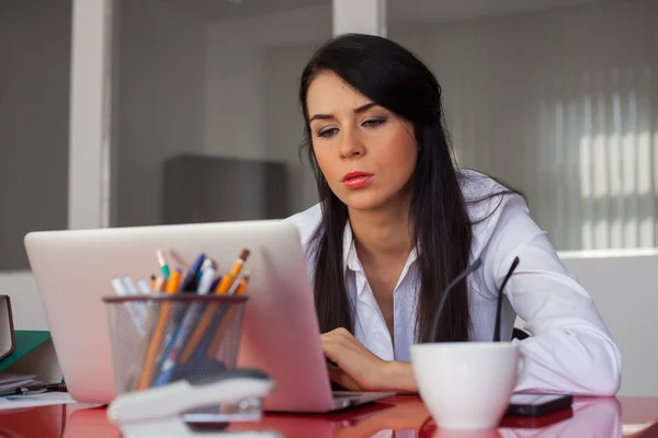 Cansada mulher de negócios trabalhando — Fotografia de Stock