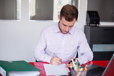 Ofiste çalışan iş adamı