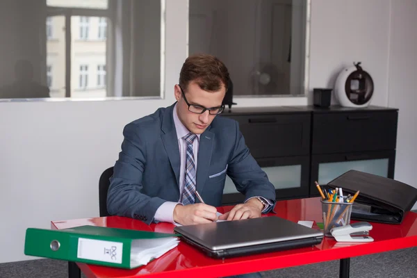 Giovane imprenditore firma contratto — Foto Stock