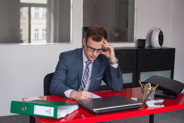 Verzweifelter junger Geschäftsmann — Stockfoto