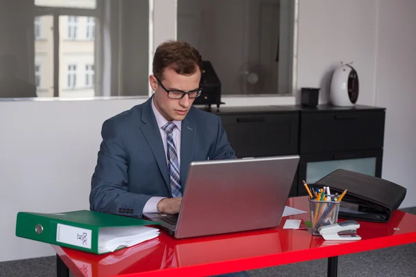 Empresário trabalhando com laptop — Fotografia de Stock