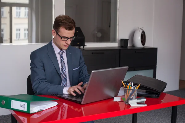 Empresário trabalhando com laptop — Fotografia de Stock