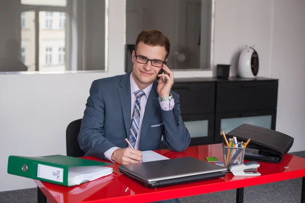 Podnikatel s notebookem a mobilním telefonem — Stock fotografie