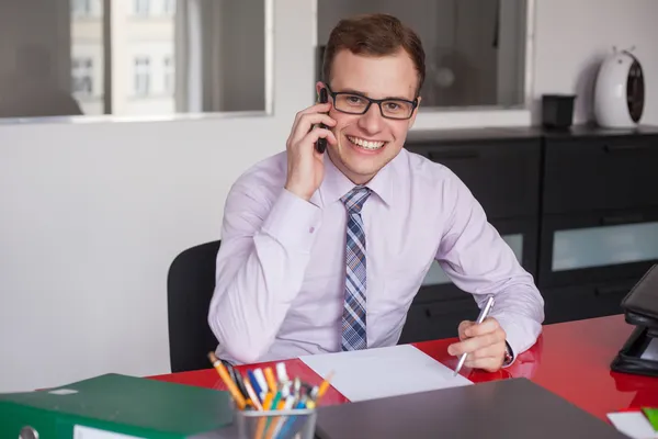 Zakenman met laptop en mobiele telefoon — Stockfoto