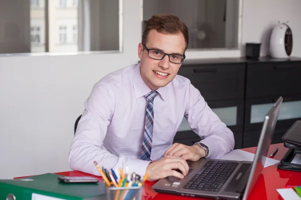 Zakenman werkt met laptop — Stockfoto