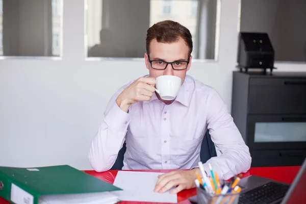 Empresário bebendo café no escritório — Fotografia de Stock