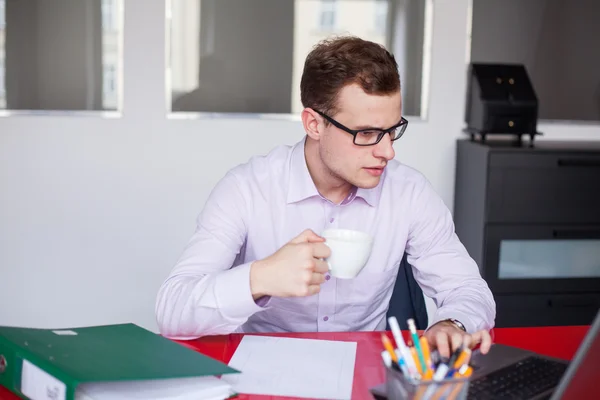 Affärsman i tjänst — Stockfoto