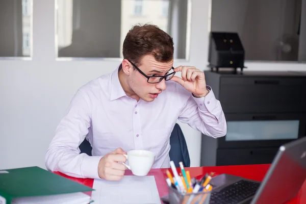 Förvånad affärsman i office — Stockfoto