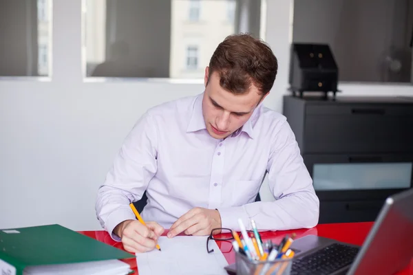 Zakenman ondertekenen van contract — Stockfoto