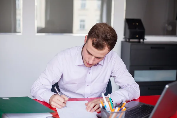 Zakenman ondertekenen van contract — Stockfoto