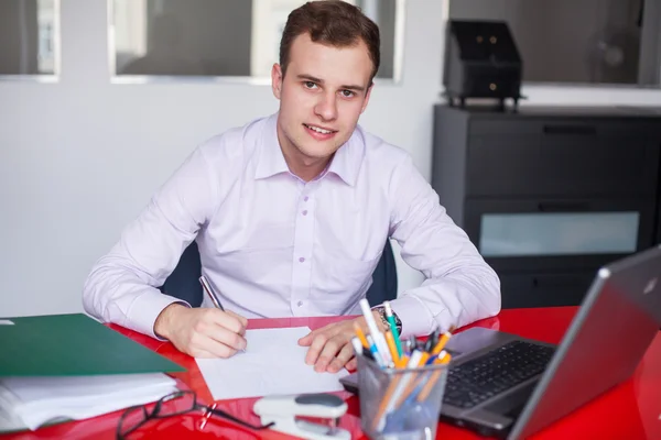 Empresario que firma contrato — Foto de Stock