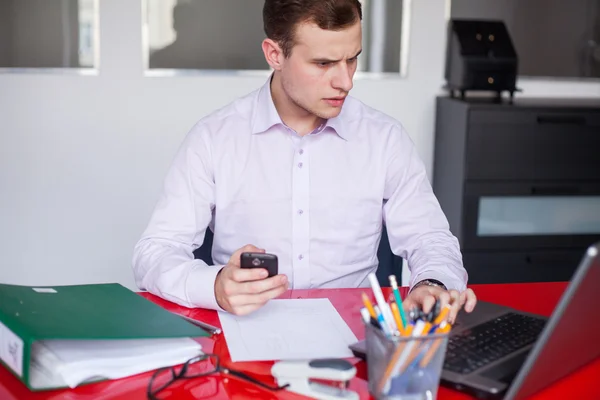 Homme d'affaires travaillant dans le bureau — Photo