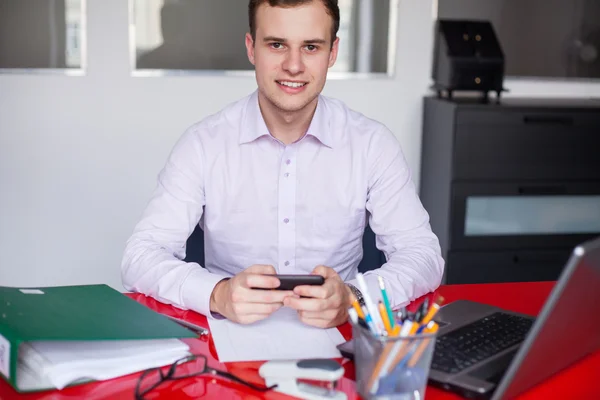 Zakenman met mobiele telefoon — Stockfoto