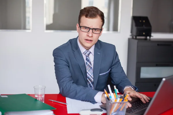 Biznesmen urzędujący — Zdjęcie stockowe