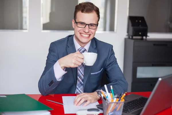 Empresário com xícara de café — Fotografia de Stock