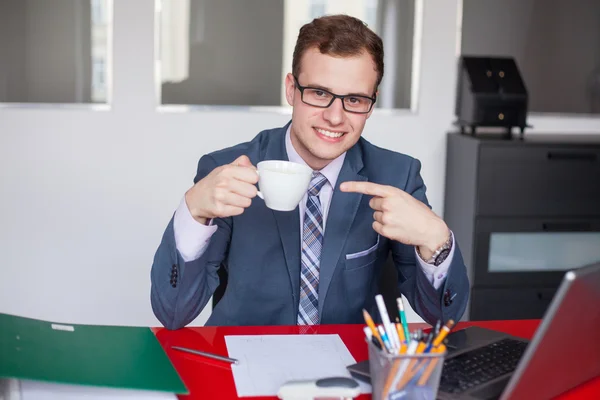 Geschäftsmann mit Tasse Kaffee — Stockfoto