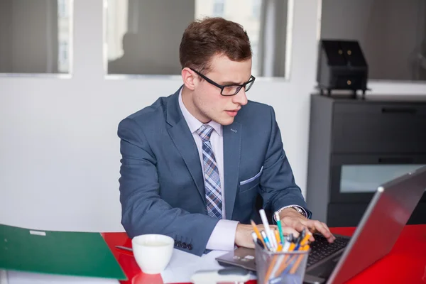 Zakenman met laptop — Stockfoto