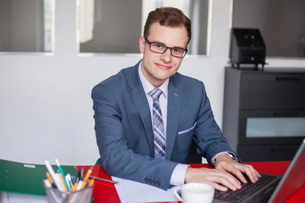 Uomo d'affari con laptop — Foto Stock