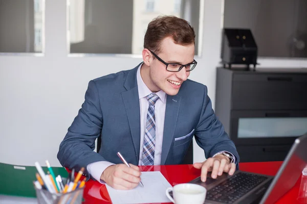 Zakenman werkt met laptop — Stockfoto