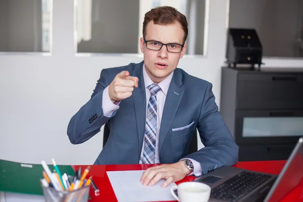 Homme d'affaires avec ordinateur portable au bureau — Photo