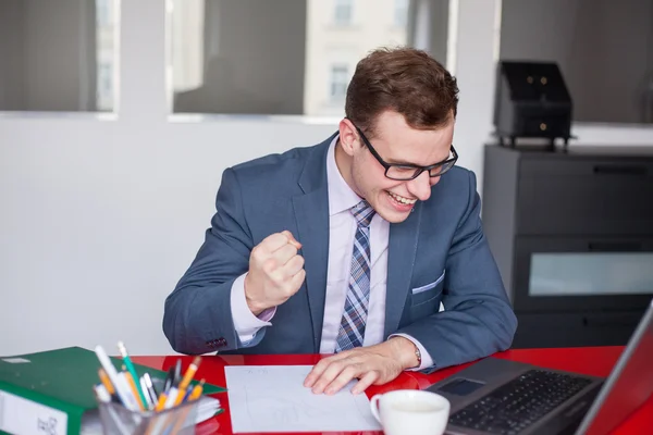 Homem de negócios com laptop — Fotografia de Stock