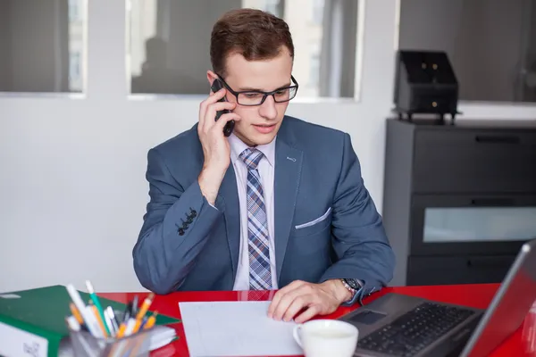 Geschäftsmann bei der Arbeit — Stockfoto