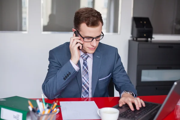 Geschäftsmann bei der Arbeit — Stockfoto