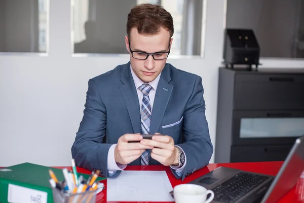 Zakenman met laptop en mobiele telefoon — Stockfoto