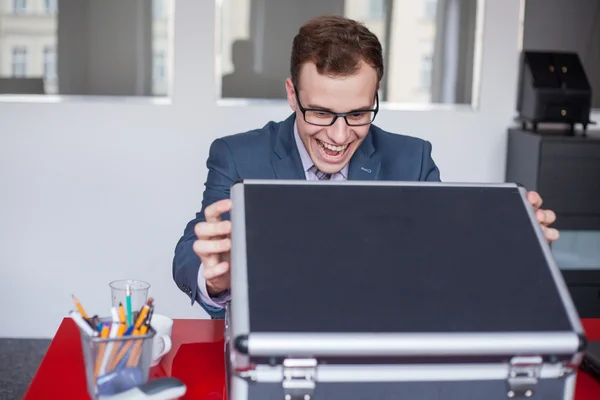 Hombre de negocios feliz con maletín — Foto de Stock