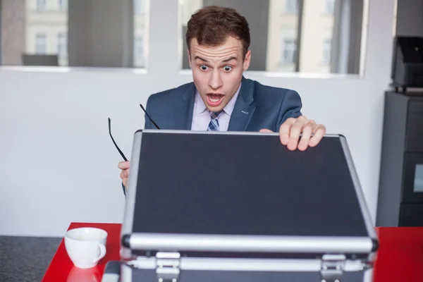 Hombre de negocios sorprendido con maletín — Foto de Stock