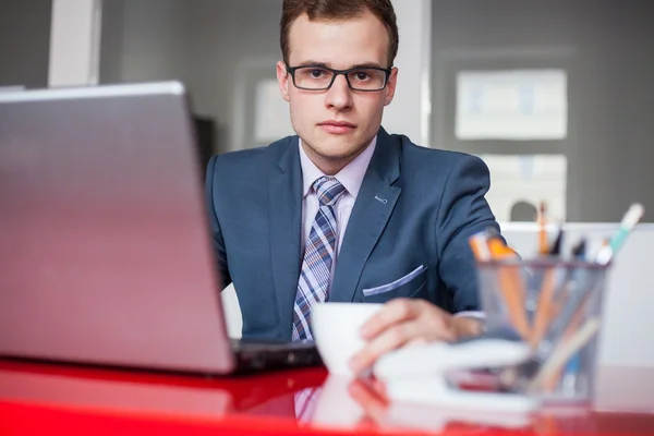 Homme d'affaires au bureau avec ordinateur portable — Photo