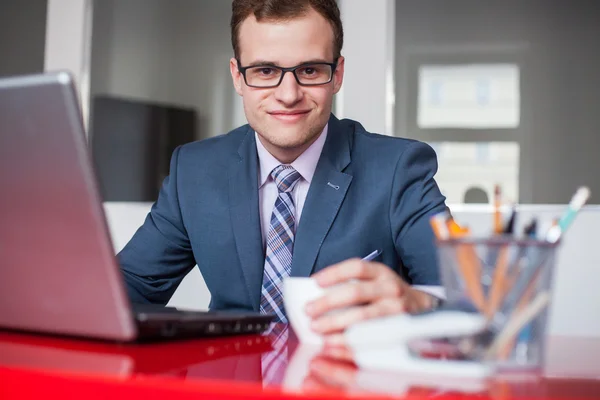 Empresário na mesa com laptop — Fotografia de Stock