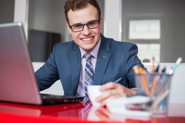 Biznesmen w biurko z laptopa — Zdjęcie stockowe