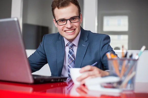 Empresário na mesa com laptop — Fotografia de Stock