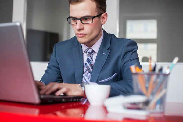 Empresario en el escritorio con portátil — Foto de Stock