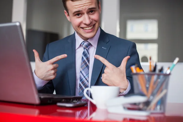 Hombre de negocios feliz con portátil — Foto de Stock