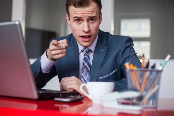 Glad affärsman med laptop — Stockfoto