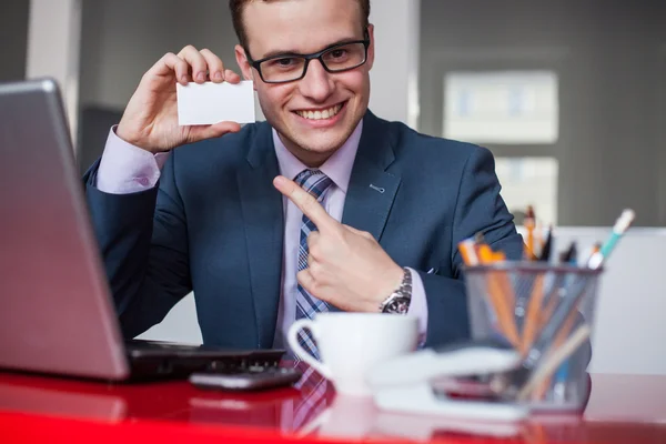 Empresário apontando para cartão de visita branco — Fotografia de Stock