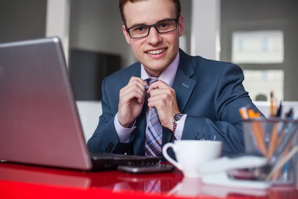 Hombre de negocios sentado en el escritorio con portátil —  Fotos de Stock