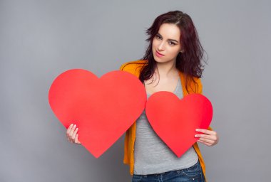 vrouw met papier harten