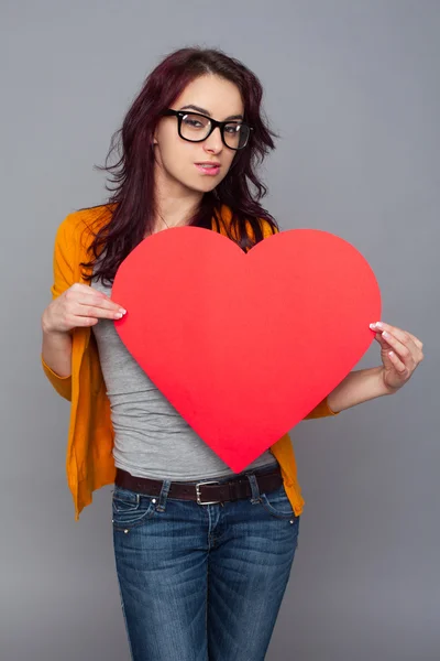 Kobieta trzyma papier serca — Zdjęcie stockowe