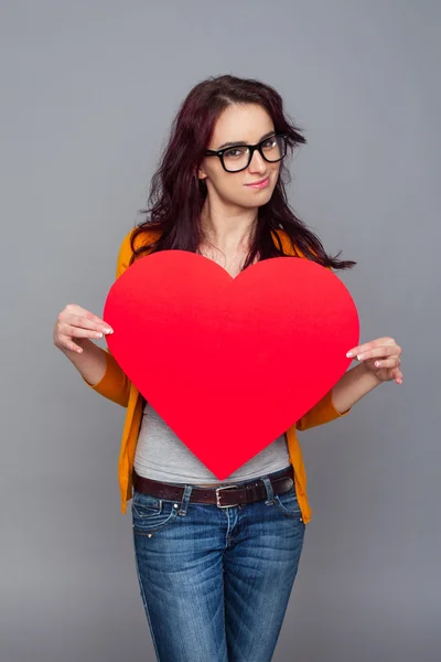 Mujer sosteniendo papel corazón — Foto de Stock