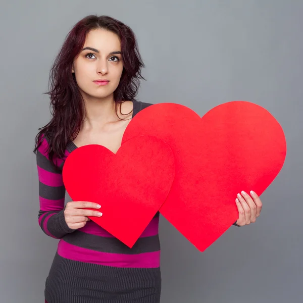 Chica sosteniendo corazones de papel — Foto de Stock