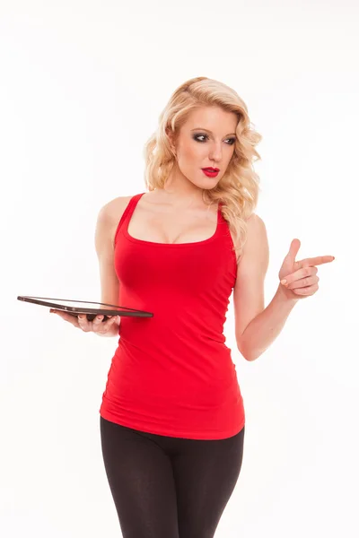 Vrouw met tablet wijzend op kopie ruimte — Stockfoto