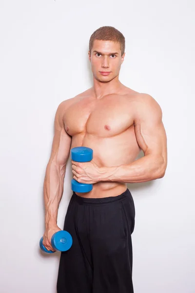 Hombre haciendo ejercicios con pesas —  Fotos de Stock
