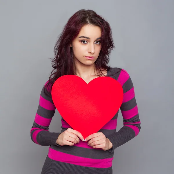 Ragazza in possesso di cuore di carta Foto Stock