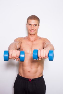 vücut egzersizleri dumbbells ile yapıyor