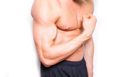 kaslarına gösterilen vücut geliştirmeci